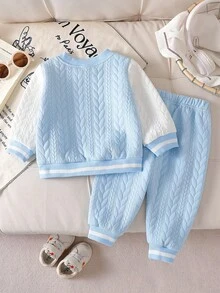 Conjunto informal de niño pequeño con chaqueta de béisbol de parches azul y blanco y pantalones de punto azul con estampado de oso de cintura elástica, adecuado para otoño/invierno, escuela, salidas diarias