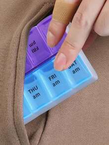 1 pièce/2 rangées 14 compartiments Boîte à pilules bleue et violette, portable et pratique. Grande capacité, étanche à l'humidité, facile à distinguer le matin et le soir. Boîte de rangement pour comprimés, capsules et vitamines avec identification en braille. Distributeur de médicaments pour 1 semaine, 7 jours AM et PM.