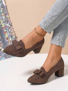 Giày cao gót nữ màu trơn với nơ dày trang trí, kiểu dáng thanh lịch và thoải mái, mũi nhọn, dễ xỏ, giày công sở thời trang, gót trung bình, phù hợp cho mọi mùa, dự tiệc, đám cưới. - màu nâu - Xem 3