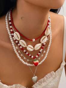 1件草莓项链，甜叶草莓串珠吊坠项链，适合女性佩戴，适合大多数人，可作为送给女朋友、节日、情人节的礼物，也适合圣诞节装饰。