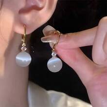 A Pair Of Elegant And Retro Circular Cat's Eye Stone Pendant Earrings, Suitable For Ladies To Wear At Daily Banquets And Vacations, Is The Perfect Gift For Her - 白色 - 查看 7