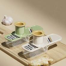 Cet ensemble multifonctionnel 3-en-1 de presse-ail comprend un hachoir/éplucheur d'ail, une presse à ail manuelle et peut produire de l'ail émincé et de la purée d'ail. Un ustensile de cuisine essentiel.