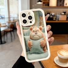 Cubierta de telefono con borde negro y diseño de oso animado acostado sobre cojín verde para uso diario en cafeterías y espacios casuales Aplicable a los teléfonos de la serie Apple y Galaxy - Negro - Ver 3