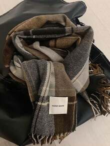 1条女士格子流苏围巾，仿羊绒材质，保暖，适合秋冬季日常佩戴，可作为女士连衣裙配饰。