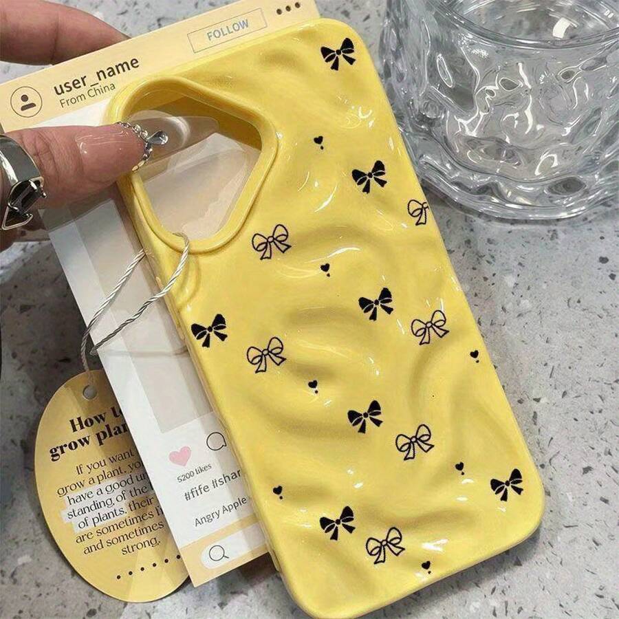 El diseño de lazo negro para phone presenta un nuevo estilo para los modelos 16 y 15 Pro, con un diseño suave para el 14, y un elegante patrón de meteorito para los modelos 12 y 11. Esta es una linda funda para teléfono de nicho para mujer que protege contra caídas y es compatible con una amplia gama de modelos, incluyendo 16 Pro, 16, 15 Pro, 14 Plus, 13, 12 Pro, 11 Pro y el próximo 17. Diseño de lazo. Elegante y protectora. - Amarillo - Ver 1