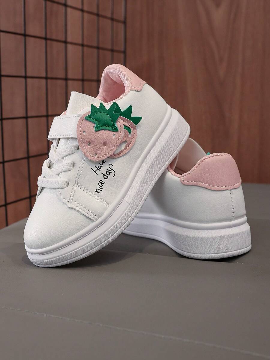 1 par de zapatos de skate casuales y de moda para niños de vuelta al colegio, color principal en blanco, con un adorable diseño de dibujos animados en el lateral, decoración de corazón rosa, suaves, ligeros, cómodos, detalles rosas en el cuello y el talón, cierre de conveniente, estilo general dulce y juguetón, adecuado para uso diario de los niños, interior/exterior, juego, festivales, etc.