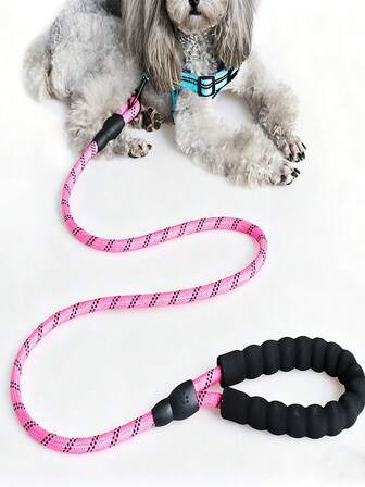 1条1.2米尼龙反光训狗腰带，带反光条、结实绳索和柔软舒适的手柄，适合中大型犬。