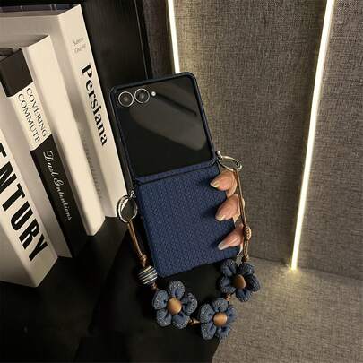 Funda de teléfono con patrón de estera de paja de lujo estilo Y2K en azul oscuro, compatible con Samsung Galaxy ZFlip7 Z Flip6 ZFlip 5, con pulsera de flores de mezclilla