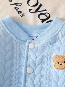 Conjunto informal de niño pequeño con chaqueta de béisbol de parches azul y blanco y pantalones de punto azul con estampado de oso de cintura elástica, adecuado para otoño/invierno, escuela, salidas diarias