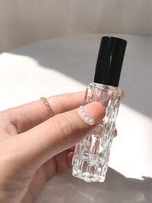 1个10毫升可重复灌装玻璃香水瓶，带喷雾泵，方便旅行、购物、约会和外出使用。