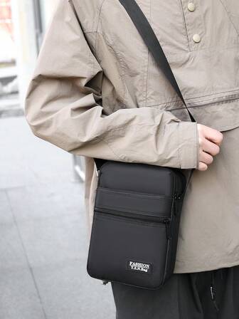大容量时尚男士单肩斜跨邮差包，多功能可调节肩带拉链开合，多隔层实用收纳男包