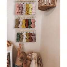 Soporte para lazos y diademas - Exhibidor de diademas montado en la pared de tela con secciones codificadas por color, asa de colgar grande y decoración superior tipo cuentas - Organizador de almacenamiento de lazos para cómoda o exhibición de accesorios sin muñecas (fácil de colgar) - Multicolor - Ver 4