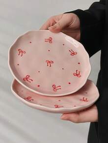 Cabin Kangaroo Platos de cerámica rosa con diseño de lazo rojo y puntos - Platos de cena de borde irregular adorables, perfectos para postres, aperitivos y decoración de cocina kawaii - Multicolor - Ver 1