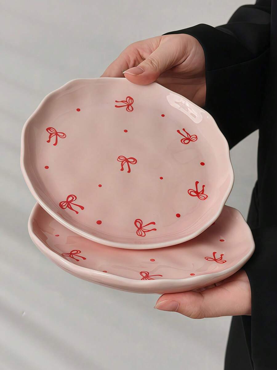 Cabin Kangaroo Platos de cerámica rosa con diseño de lazo rojo y puntos - Platos de cena de borde irregular adorables, perfectos para postres, aperitivos y decoración de cocina kawaii - Multicolor - Ver 1