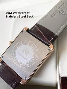 Pablo Raez 这款经典男士腕表套装包含多款产品，这款奢华的长方形男士腕表采用不锈钢复古表壳，饰以永不褪色的迷人玫瑰金点缀，搭配黑色和棕色超细纤维皮革表带，是一款时尚的男士配饰，防水深度达 50 米，并带有罗马数字日历显示，是一款绅士休闲石英腕表。