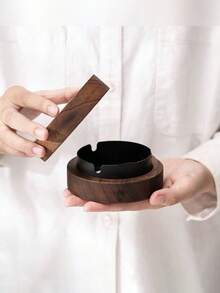 1个胡桃木桌面烟灰缸,相思木胡桃色实木烟灰缸,配不锈钢防风盖,适用于办公室/家庭客厅的吸烟配件,防飞灰,创意办公用品,圆形木质设计,返校季必备 - 彩色 - 查看 3