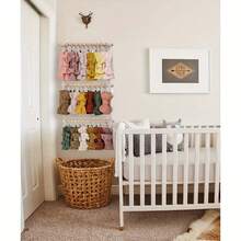 Soporte para lazos y diademas - Exhibidor de diademas montado en la pared de tela con secciones codificadas por color, asa de colgar grande y decoración superior tipo cuentas - Organizador de almacenamiento de lazos para cómoda o exhibición de accesorios sin muñecas (fácil de colgar) - Multicolor - Ver 2