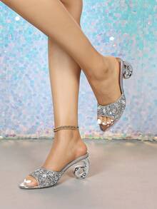 Giày cao gót nữ. Mũi tròn, toàn bộ phần trên đính đá lấp lánh, gót bất đối xứng, thoải mái. Sang trọng, đá lấp lánh, thích hợp cho các bữa tiệc, họp mặt, dạ hội, mua sắm, các dịp lễ hội khác nhau, sandal đính đá gợi cảm, trang phục mùa xuân hè. - Bạc - Xem 1