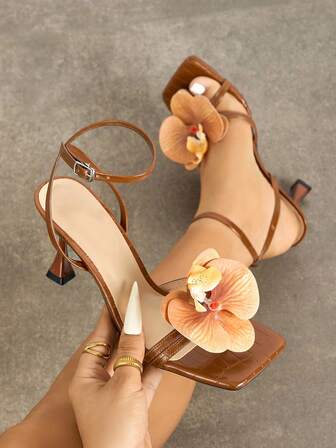 Jin Bei Qi 女士高跟鞋，时尚百搭，适合春夏晚宴、户外高端聚会等场合。漆面酒杯鞋跟，方头设计，闪亮3D兰花装饰，交叉绑带，高品质神秘石纹材质，性感踝带配可调节搭扣，优雅奢华的棕色，适合正式场合、舞厅舞蹈等各种场合，是一款百搭高跟鞋。