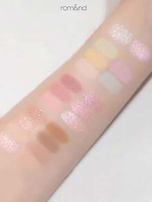 Rom&nd Romand Slide In Single, Smooth And Easy-To-Apply Powder Formula, Creates A Lightweight And Natural Makeup Look, Non-Powdery, Long-Lasting And Transfer-Resistant. Comes With A Fashionable And Portable Slide-Open Case, Making It An Ideal Choice For Travel. Korean Cosmetics | K-Beauty | 1.8g / 0.06 Oz - S03 BLUE VEIL - 查看 2