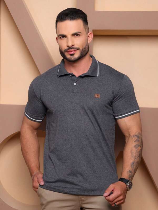Camisa polo masculina clássica de algodão, manga curta, com detalhes brancos, modelagem regular, tecido sem elasticidade para uso diário.