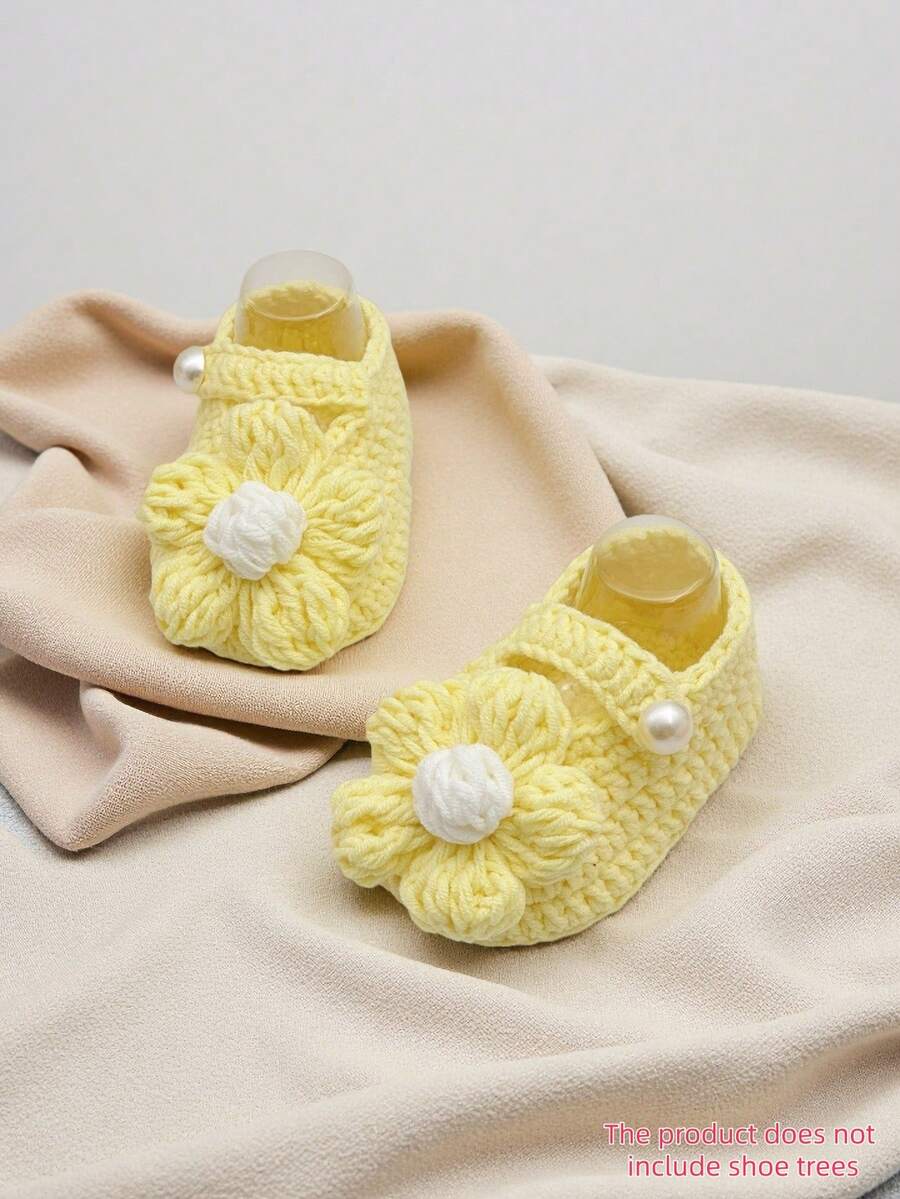 1 Pair Handmade Daisy Pattern Infant Shoes, Crocheted, Newborn Footwear - Yellow - View 1