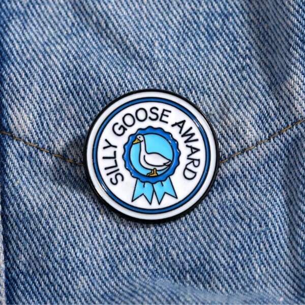 SILLY GOOSE AWARD Acrylic Brooch Custom Decorative Brooch Accessory Lapel Bag Badge Gift 2025 New Style Pin, Autumn And Winter Accessories, Suitable For Teenagers, Young Adults, Men, Casual, Outdoor, Sports, Vacation, Graduation Gift, Birthday, Everyday Wear, Halloween Accessories, Teacher's Day Clothing Accessories, Bag Charms, Office Accessories, Christmas.