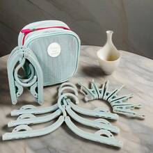 可折叠便携衣架旅行套装 - 包含多个结实耐用的折叠衣架和一个透明网格收纳袋。方便整理衣架，也可用于分隔洗漱用品和化妆品，防止泄漏。紧凑的折叠设计节省行李箱和宿舍空间，是商务旅行、度假、酒店住宿、学校宿舍和居家备用的理想之选。 - 藍色包1個+6個衣架+12個夾子 - 查看 9