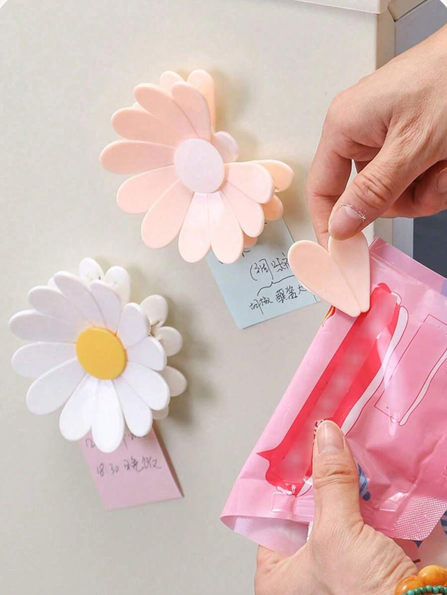 1个零食封口夹，个性化雏菊花瓣创意设计。3D立体饱满强磁封口夹，可爱吸睛的冰箱贴，防潮防尘食品袋夹。温馨治愈的小巧精致家居装饰品。