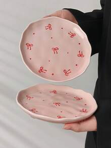 Cabin Kangaroo Platos de cerámica rosa con diseño de lazo rojo y puntos - Platos de cena de borde irregular adorables, perfectos para postres, aperitivos y decoración de cocina kawaii - Multicolor - Ver 2