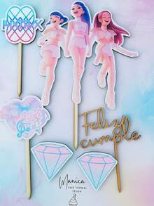 Set de Decoraciones Tipo Cake Topper para Pasteles, Tartas y Repostería con Temática de Hundrix K-Pop  - Set de 6 piezas: 3 Personajes, 1 Letrero Hundrix, 1 Bola Disco y 2 Diamantes - Hechos en Madera MDF de 3 mm de Grosor, Multicolor y 100% Productos Mexicanos - Ideales para Pasteles, Tartas, Gelatinas, Repostería y Regalos para Celebraciones de Cumpleaños, Aniversarios, Infantiles, Juveniles, Temáticas, Bautizos, Confirmaciones, Primera Comunión, Regreso a Clases, Revelación de Sexo, entre otras - De Fácil Colocación, Resistentes y Reutilizables - Diseño Moderno y Actual. Medida variables Letrero con Personajes de 17 cm de largo y 12 cm ancho aproximadamente. - Multicolor - Ver 2