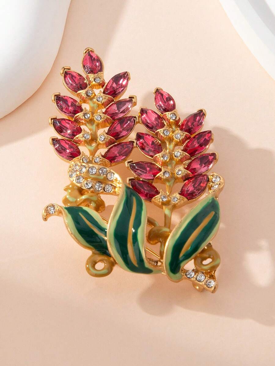 Goldfarbene Brosche mit roten Kristallen und Emaille-Blumen - Europäischer Vintage-Palast-Stil Botanischer Anstecker, luxuriöses Nischen-Blumen-Accessoire. Geeignet für Gartenfeste, vintage-inspirierte Hochzeiten (mit Brautkleid oder Abendkleid), Kunstausstellungen; kann mit Vintage-Kleidern, Wollmänteln für einen verfeinerten europäischen Stil kombiniert werden, auch ideal für Blumenliebhaber als sammlerwürdiges Accessoire, um den einzigartigen Geschmack bei Blumenveranstaltungen und naturthematischen Salons zu präsentieren.