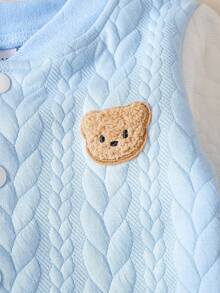 Conjunto informal de niño pequeño con chaqueta de béisbol de parches azul y blanco y pantalones de punto azul con estampado de oso de cintura elástica, adecuado para otoño/invierno, escuela, salidas diarias