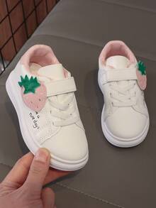 1 par de zapatos de skate casuales y de moda para niños de vuelta al colegio, color principal en blanco, con un adorable diseño de dibujos animados en el lateral, decoración de corazón rosa, suaves, ligeros, cómodos, detalles rosas en el cuello y el talón, cierre de conveniente, estilo general dulce y juguetón, adecuado para uso diario de los niños, interior/exterior, juego, festivales, etc.