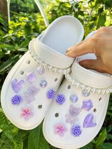 18件套紫色小熊、仿珍珠链、玫瑰、爱心、花朵、五角星DIY可拆卸装饰配件，适用于凉鞋、木屐、花园鞋、沙滩鞋，四季皆宜，是绝佳的节日礼物。