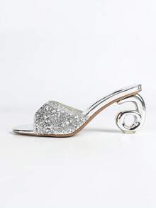 Giày cao gót nữ. Mũi tròn, toàn bộ phần trên đính đá lấp lánh, gót bất đối xứng, thoải mái. Sang trọng, đá lấp lánh, thích hợp cho các bữa tiệc, họp mặt, dạ hội, mua sắm, các dịp lễ hội khác nhau, sandal đính đá gợi cảm, trang phục mùa xuân hè. - Bạc - Xem 10