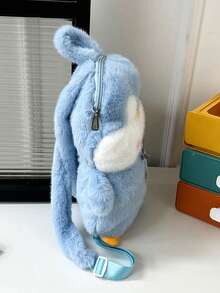 这款时尚可爱的卡通企鹅背包采用拉链封口和可调节肩带设计。独特的高品质设计，使其成为购物、日常穿着和旅行的理想之选。它充满时尚艺术气息，有多种颜色可选，是任何场合的必备时尚单品。