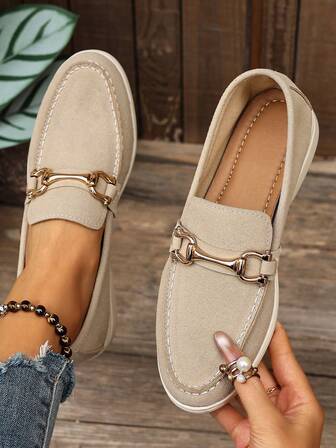 女士哑光皮革金色链条休闲乐福鞋，平底学院风可爱日常穿搭，适合办公室、通勤等场合，简约百搭，适合圣诞节、新年假期以及秋冬季穿着。