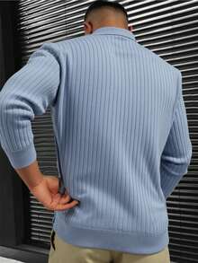 Polo para hombre de manga larga, ideal para otoño e invierno. Con diseño acanalado de líneas verticales, tejido suave y cómodo, cuello clásico y ajuste moderno. Perfecto para combinar con jeans y pantalones casuales, ofrece un estilo elegante y versátil para reuniones, trabajo o salidas cotidianas, brindando sofisticación y confort en todo momento. - Celeste - Ver 2