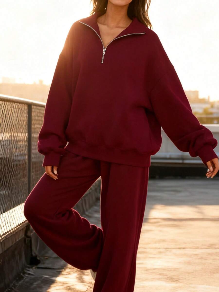 A Loose-Fitting Women's Sweatshirt With A Half-Zip Stand-Up Collar And Drawstring Casual Pants Creates A Relaxed And Sporty Women's Set. This Outfit Features A Loose And Casual Fit, Perfect For Comfortable Everyday Wear. - 紅色 - 查看 1