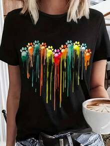 Camiseta Casual de Mujer de Talla Grande con Diseño de Corazón y Huellas de Pata Coloridas - Efecto Goteo Vibrante, Negra con Huellas de Pata Multicolores, Cuello Redondo, Tejido Suave y Cómodo, Ideal para Atuendo Casual, Ropa Confortable | Diseño Jugueteado | Elasticidad Media - Negro - Ver 2