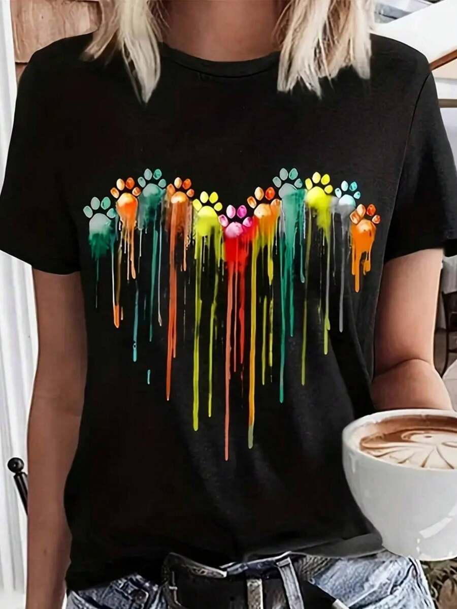 Camiseta Casual de Mujer de Talla Grande con Diseño de Corazón y Huellas de Pata Coloridas - Efecto Goteo Vibrante, Negra con Huellas de Pata Multicolores, Cuello Redondo, Tejido Suave y Cómodo, Ideal para Atuendo Casual, Ropa Confortable | Diseño Jugueteado | Elasticidad Media