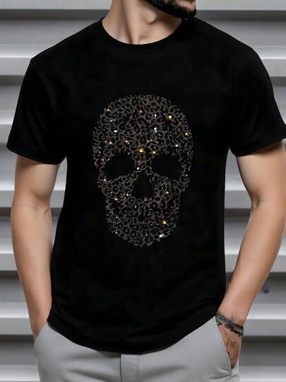 El dibujo muestra una calavera formada por pequeñas piedras brillantes que simboliza la fuerza y el valor interior con un toque moderno y misterioso camiseta de hombre confeccionada en 100% algodón suave y cómodo ideal para un estilo urbano que resalta la personalidad con elegancia y confianza