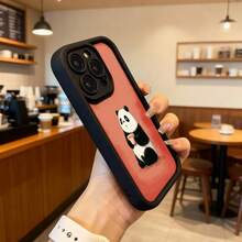 Cubierta de telefono con borde negro y parte trasera roja con estampado de oso panda sosteniendo taza de cafe para uso diario en cafeterias Aplicable a los teléfonos de la serie Apple y Galaxy - Burdeos - Ver 6
