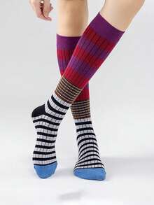 复古条纹过膝长袜，时尚显瘦，适合户外穿着，秋冬季佳选。
