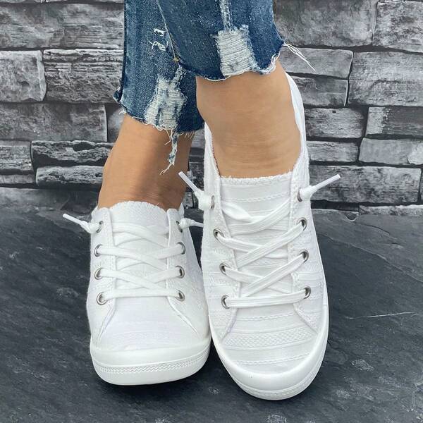 A Pair Of New Red Checkered Low-Top Lace-Up Canvas Shoes For Women For All Seasons. Fashionable, Personalized, Casual And Versatile Plus-Size Women's Shoes. Lightweight, Comfortable, Flat-Soled And Non-Tiring Outdoor Sports Shoes.