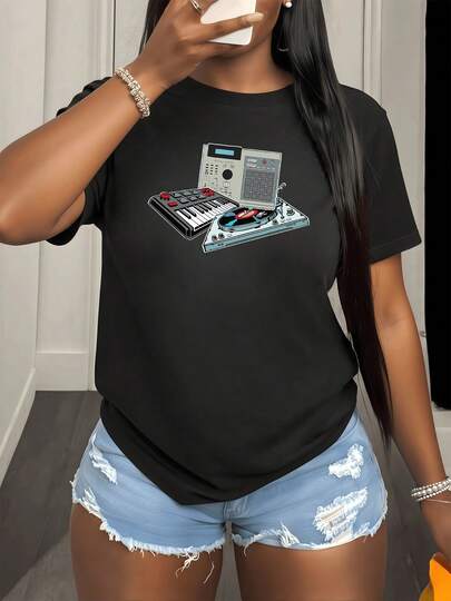 El estampado representa un tocadiscos clásico junto a un teclado y una consola que simbolizan la creatividad musical y la pasión por el ritmo camiseta para mujer 100% algodón suave y cómoda para uso diario