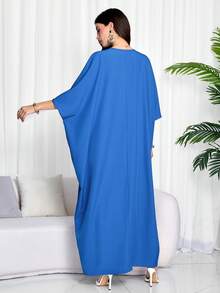 优雅蓝色V领蝙蝠袖长款连衣裙，七分长款，飘逸的阿拉伯风格开衩连衣裙