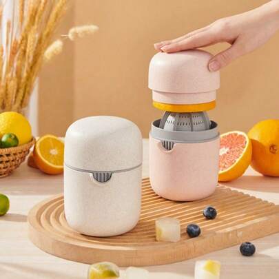 Exprimidor de limón mini premium pequeño y portátil, exprimidor manual simple 2 en 1 multifuncional, fácil de usar, taza de jugo con rodillo antideslizante apta para diferentes frutas, taza de jugo de plástico con tapa ideal para hacer jugo fresco de naranja y limón como regalo