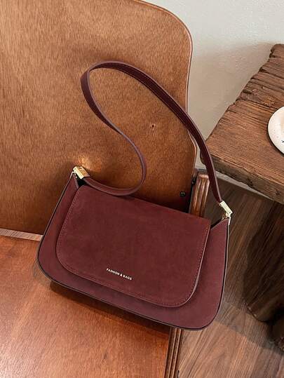 حقيبة كتف نسائية ذات لون أحمر داكن بقماش مخملي أنيق وبسيط، موديل جديد لعام 2025